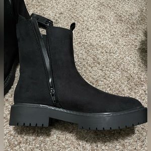 Black mid shaft Chelsea boots NWT memory foam